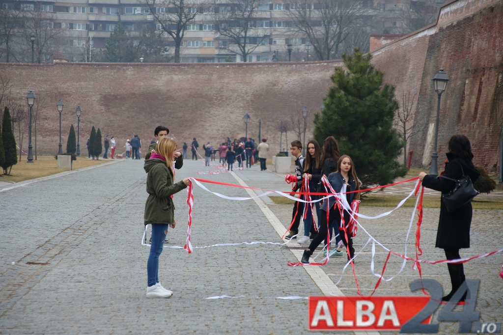 Cetatea Alba Carolina, înconjurată de un șnur de mărțișor uriaș. E lung de aproape 3 kilometri