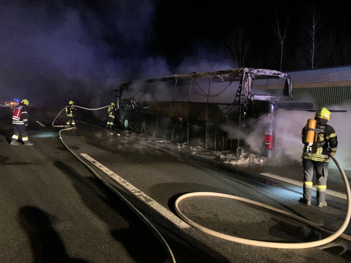 Un autocar cu 13 români în el s-a aprins în mers, în Austria, și s-a făcut scrum