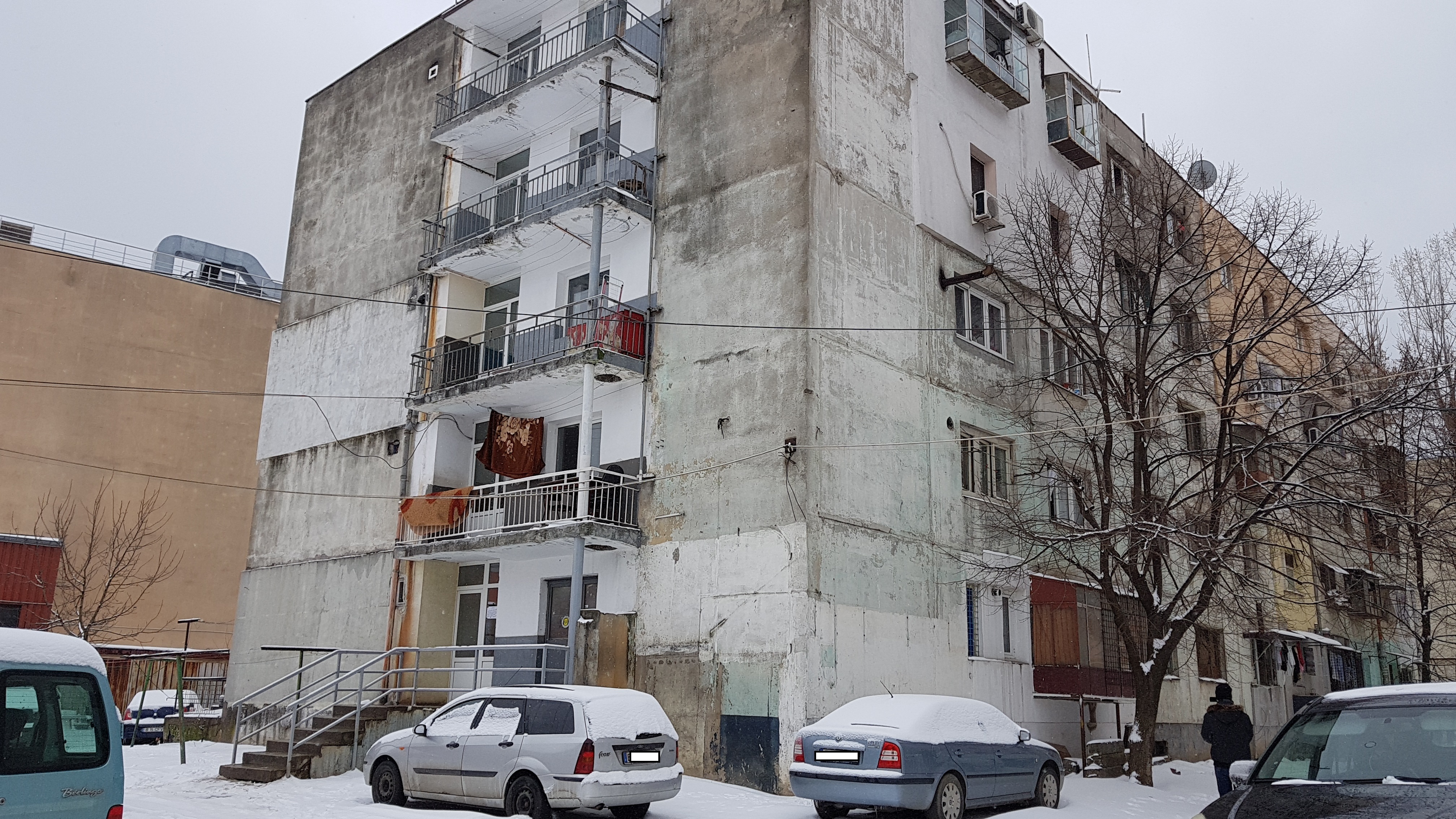 #salvatipipera | VIDEO. Cartierul contrastelor: cum se văd clădirile de sticlă din blocurile de nefamiliști. ”Noi am vrea doar apă caldă...”