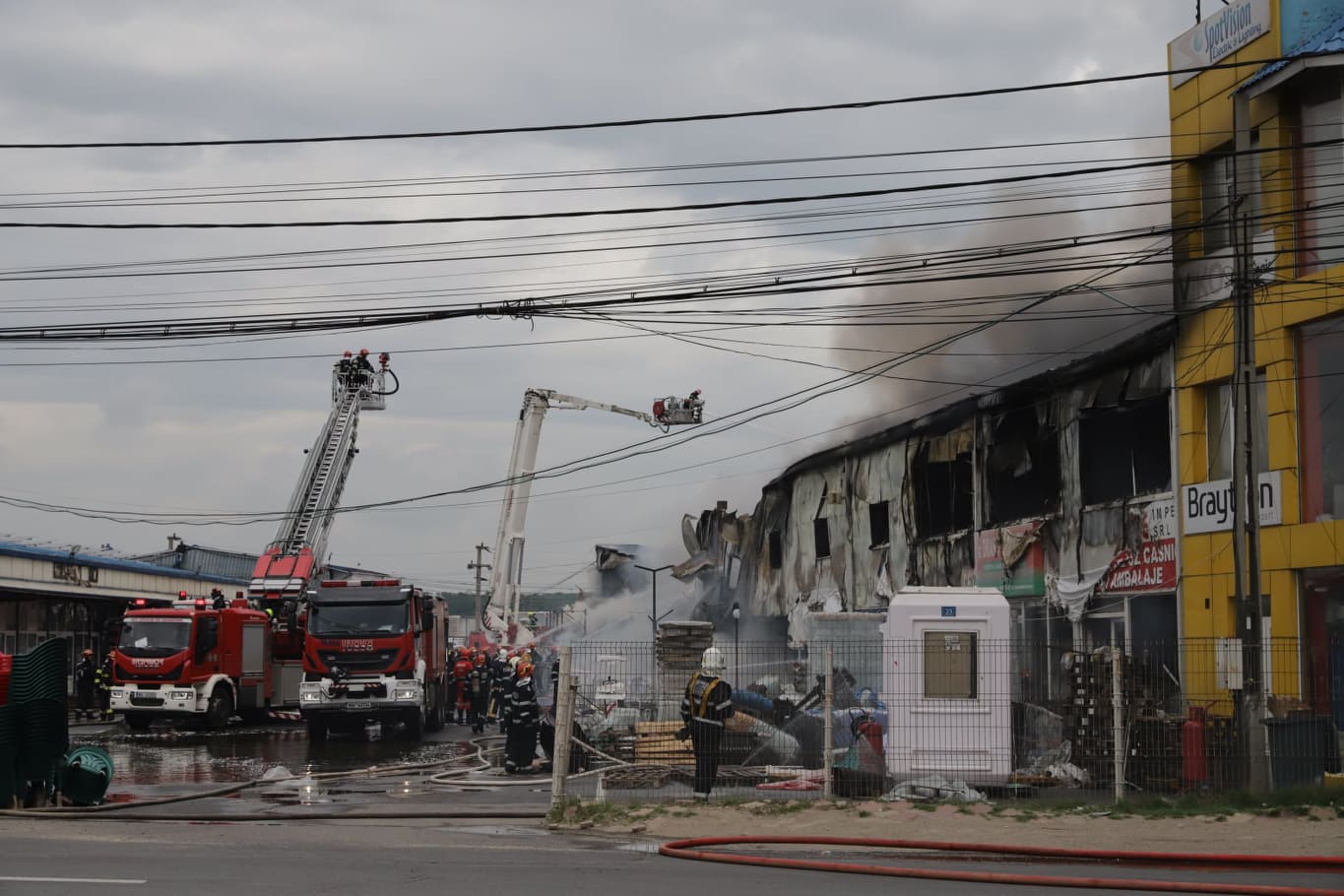 FOTO&VIDEO / Incendiu violent la un depozit de mase plastice și vopseluri de lângă București. Trei persoane au ajuns la spital