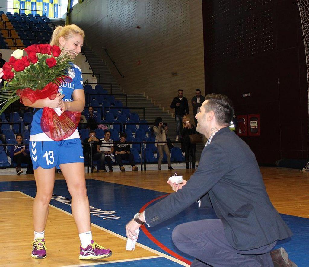 O handbalistă a fost cerută în căsătorie chiar pe terenul de joc! / GALERIE FOTO
