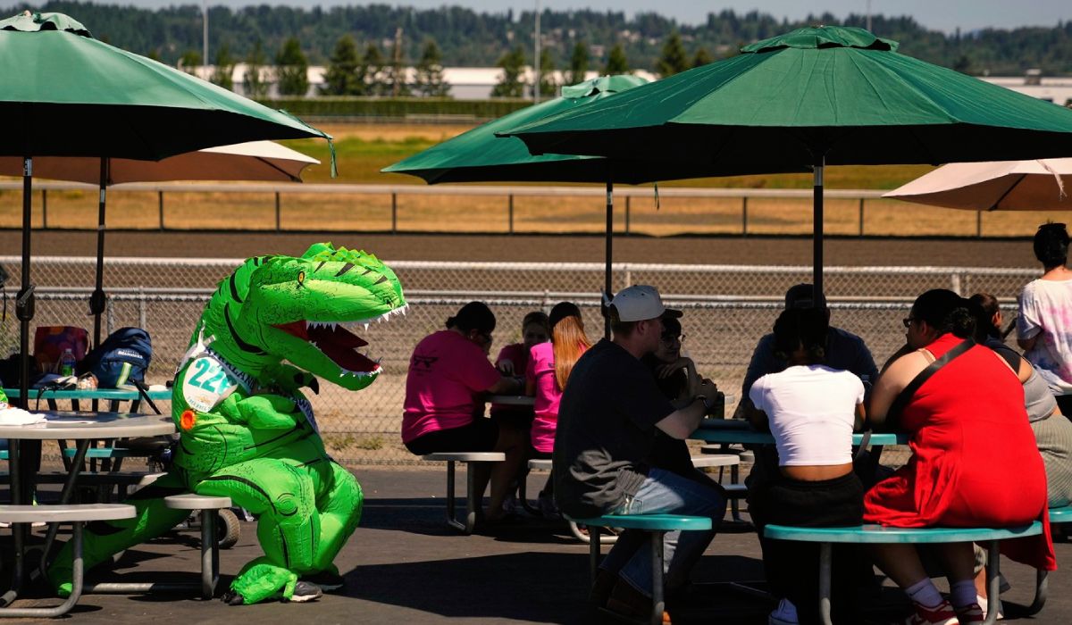 Cum au fugit 300 de dinozauri gonflabili într-o cursă de la Campionatul Mondial T-Rex | VIDEO