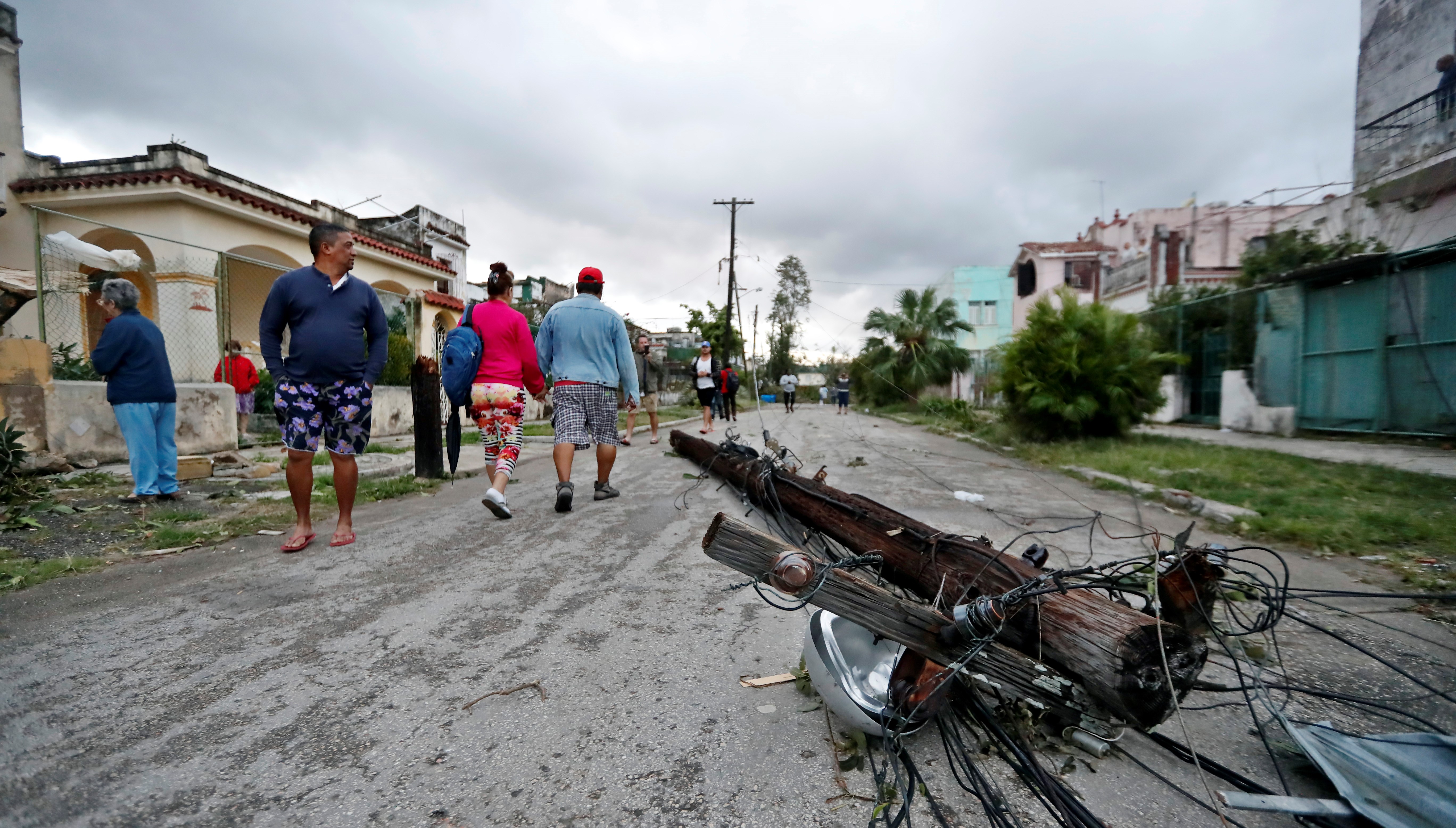 FOTO / Imaginile dezastrului provocat de tornada din Havana, în Cuba. Mașinile au fost spulberate de vânt