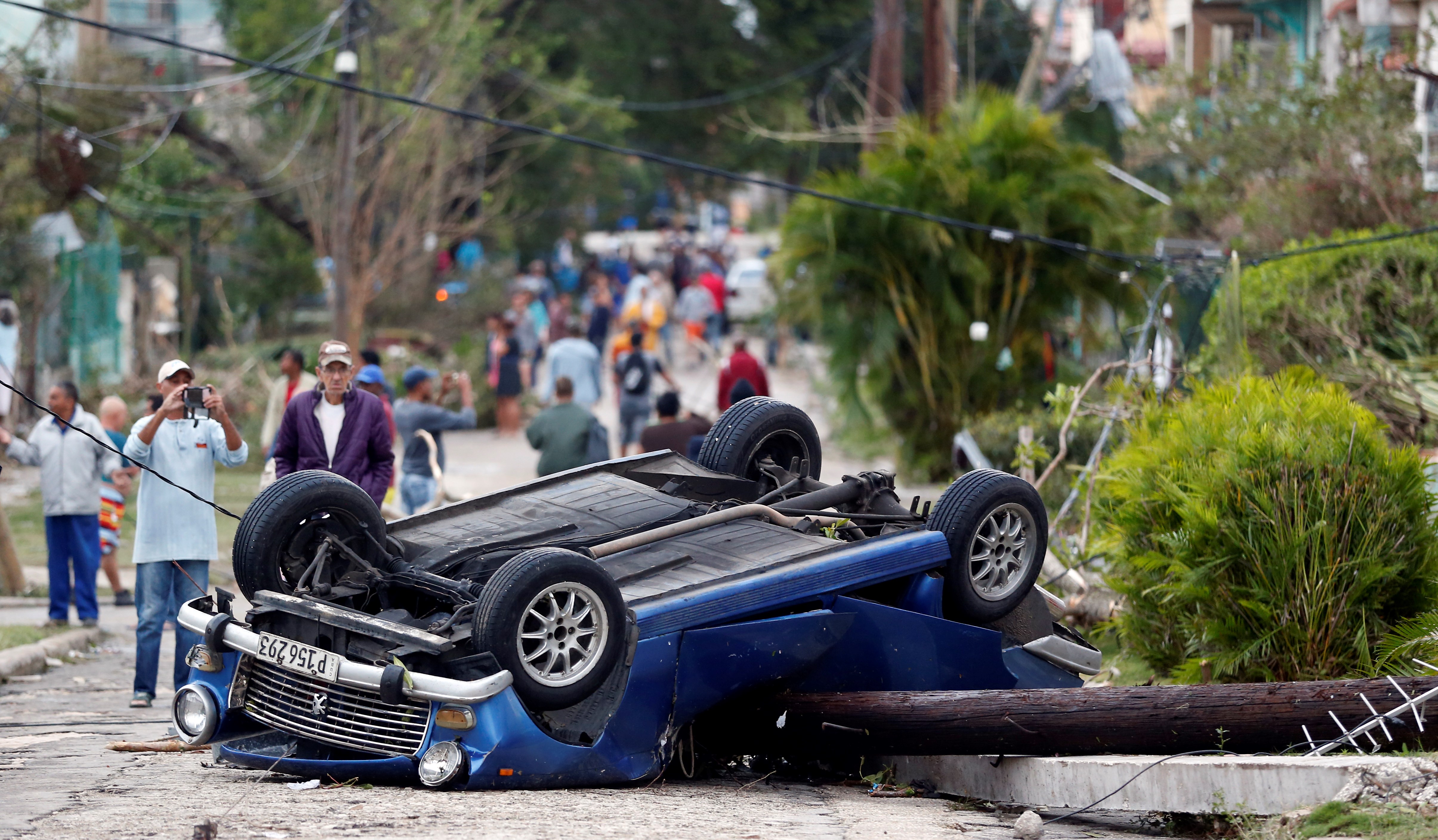 FOTO / Imaginile dezastrului provocat de tornada din Havana, în Cuba. Mașinile au fost spulberate de vânt