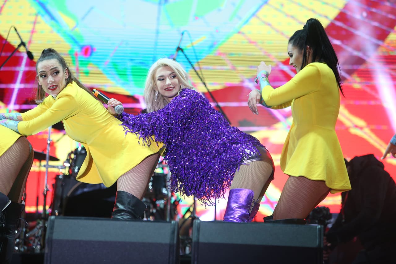 Revelion 2020 pe ritm de disco, în Piața Constituției din București. Cum s-au distrat bucureștenii la cumpăna dintre ani