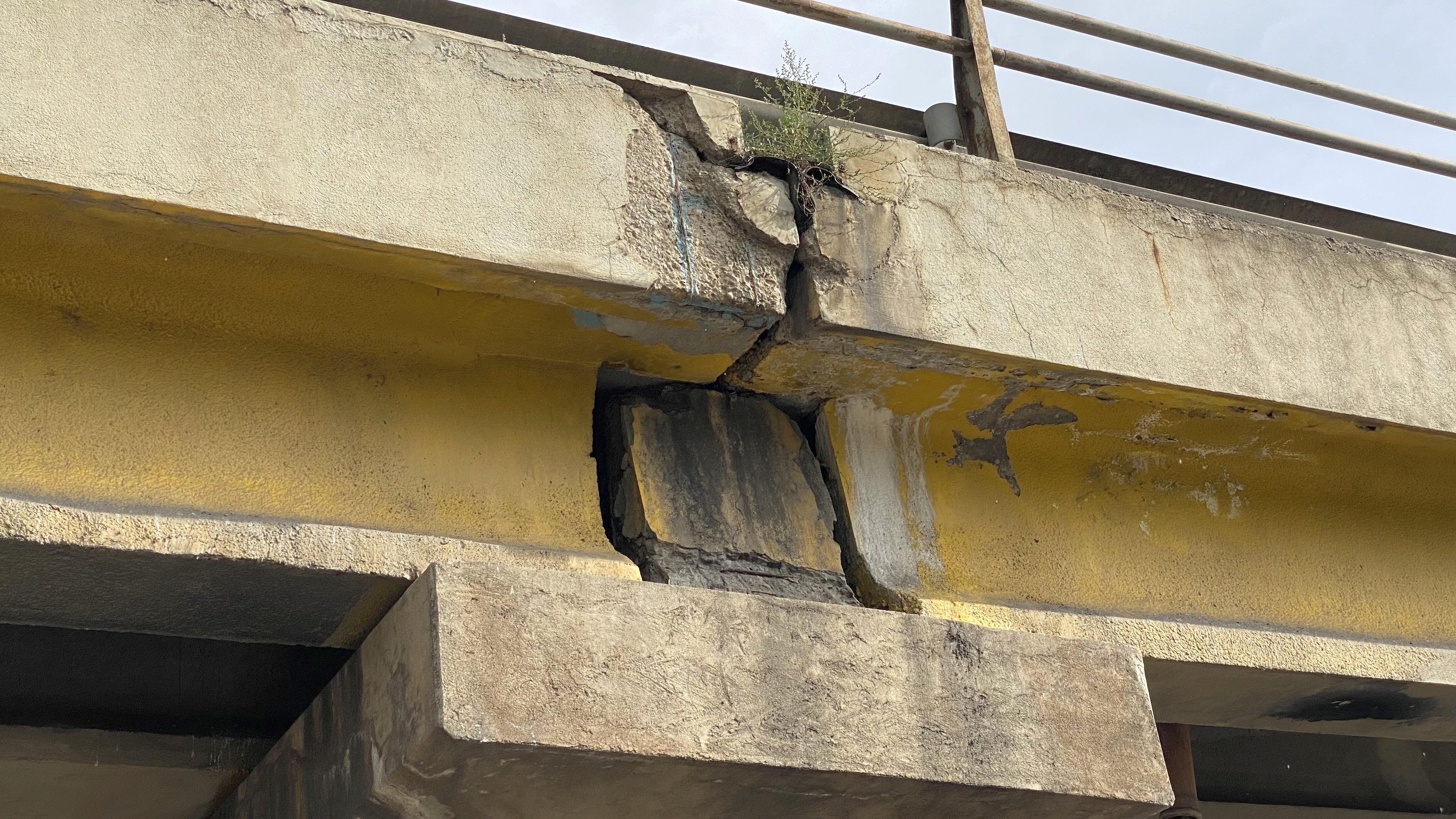 Balustrade lipsă sau ruginite, bucăți de beton care stau să cadă, structură de rezistență într-o stare precară. Cum arată Podul Grant, care intră în reparații pentru doi ani
