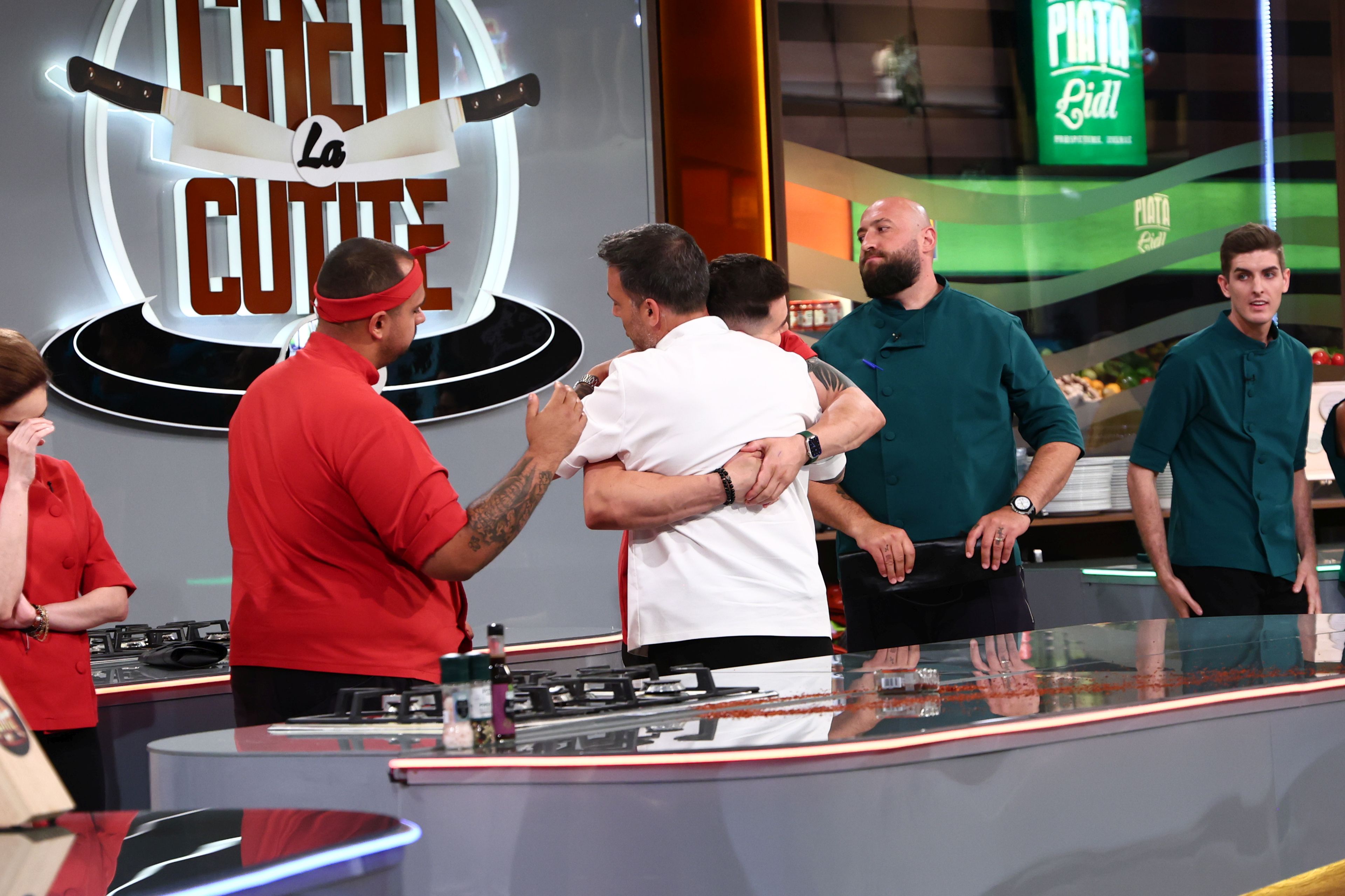 Mirela Chirulescu a fost eliminată de la „Chefi la cuțite” 2025. Schimbări în trei echipe, după duelul amuletelor dintre chef Richard și chef Orlando