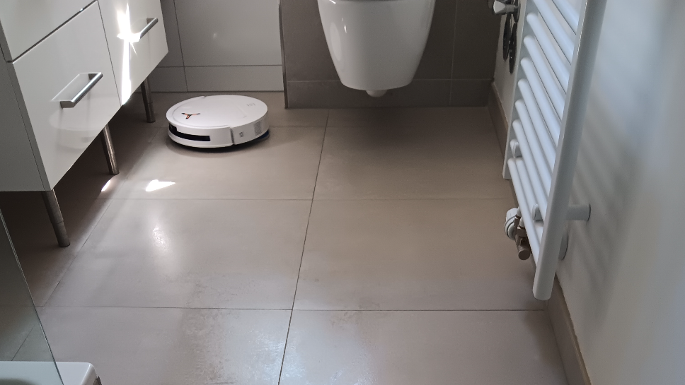 Im Badezimmer erfüllt der Saugroboter einen guten Job.