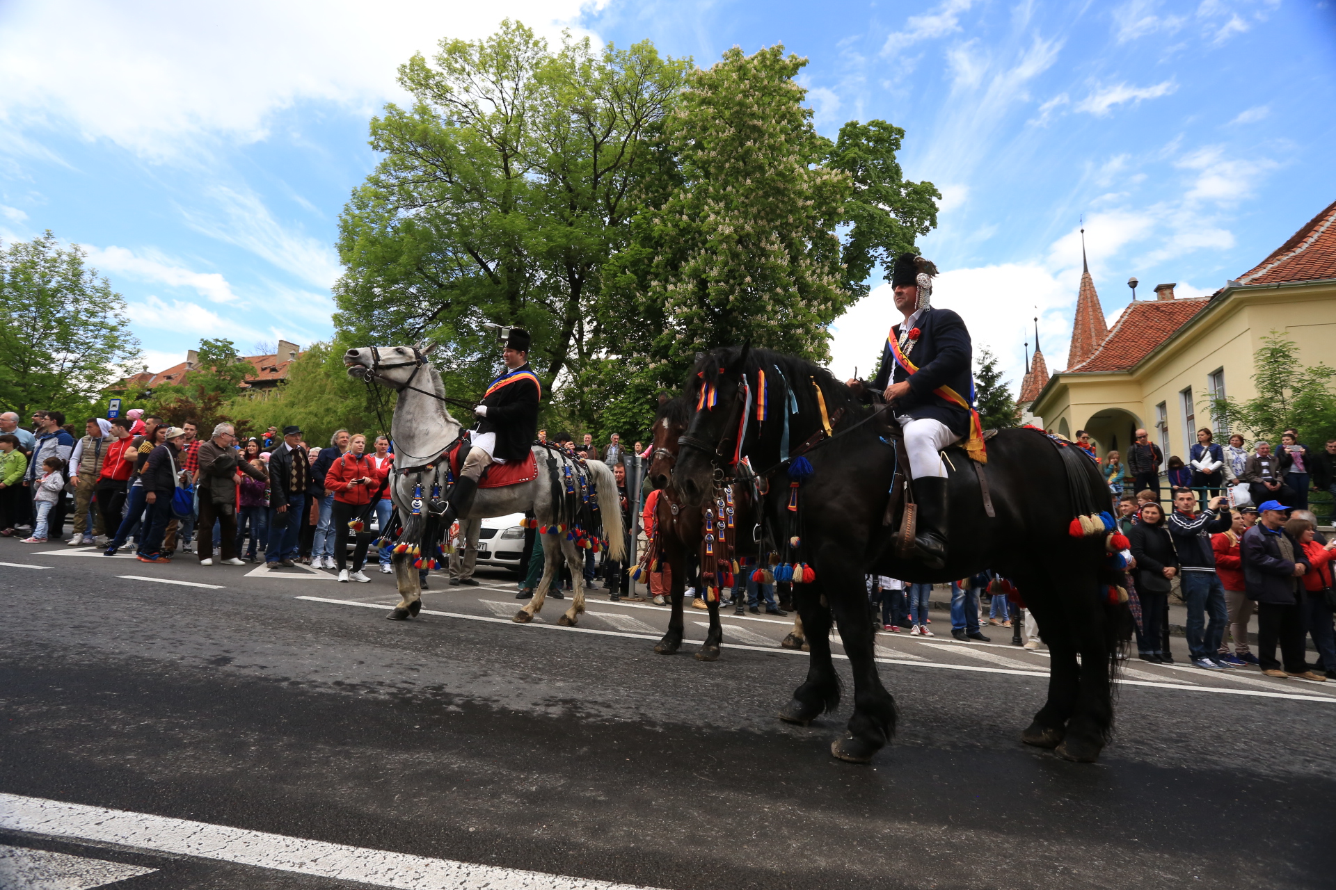 Mii de oameni au asistat la Parada Junilor la Brașov | GALERIE FOTO