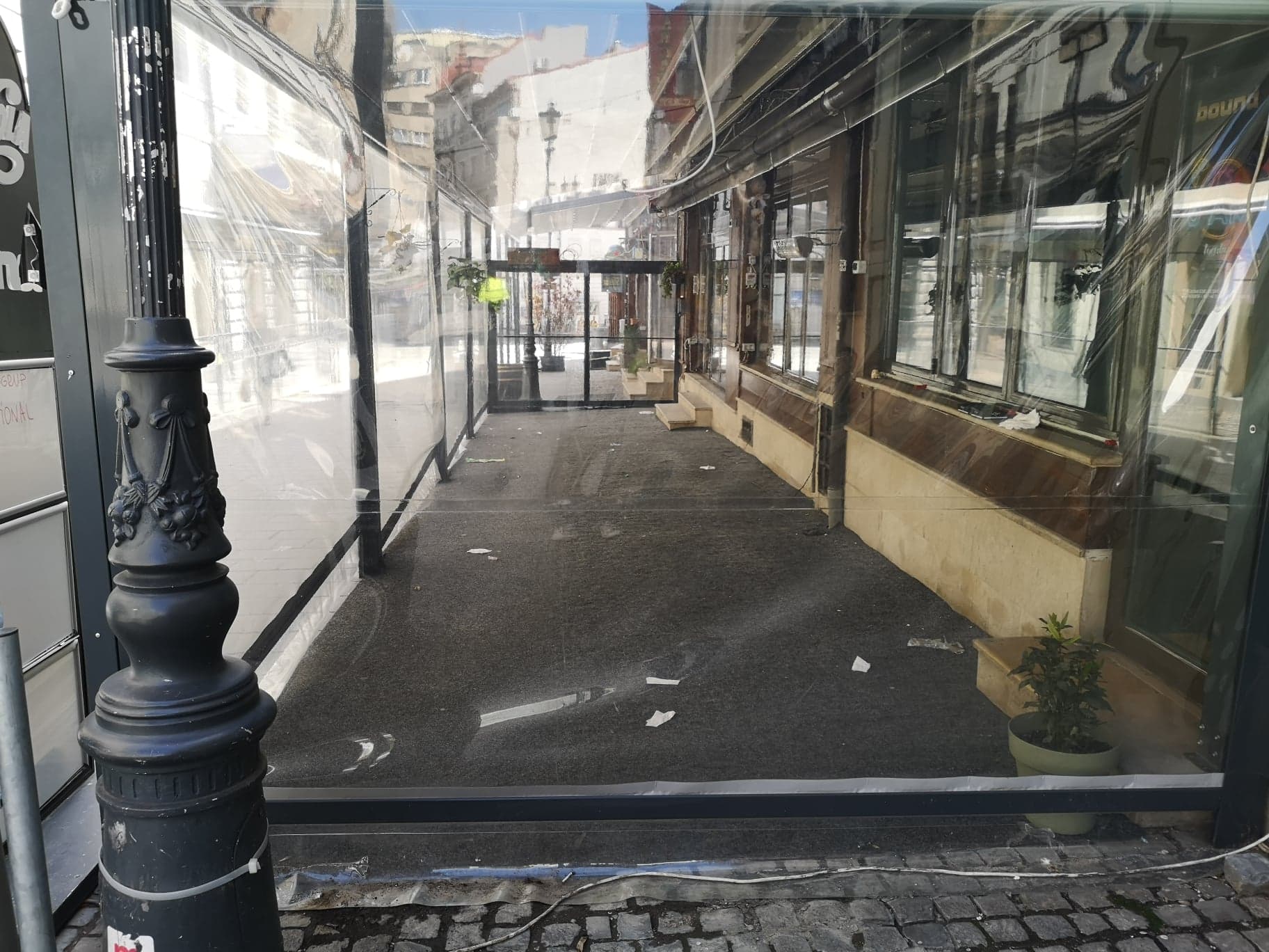 Starea de urgență îi ține pe bucureșteni în case și închide localurile din Centrul Vechi. Fotografii cu Capitala goală
