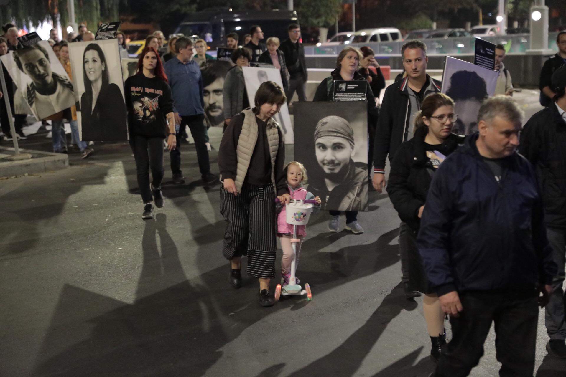 Marș în memoria victimelor de la Colectiv. Fotografiile tinerilor care au murit au fost așezate în fața Parchetului