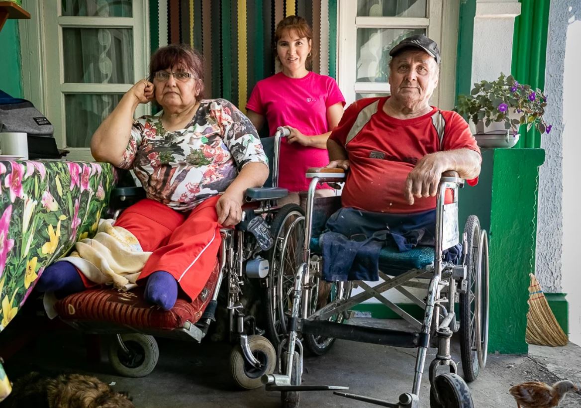 Lecție de optimism de la trei prieteni care luptă cu dizabilitățile, pandemia de COVID și pierderea locuinței. Dorica, Livia şi Vasile din Torceşti: “Important e să ai pentru ce să te trezeşti”