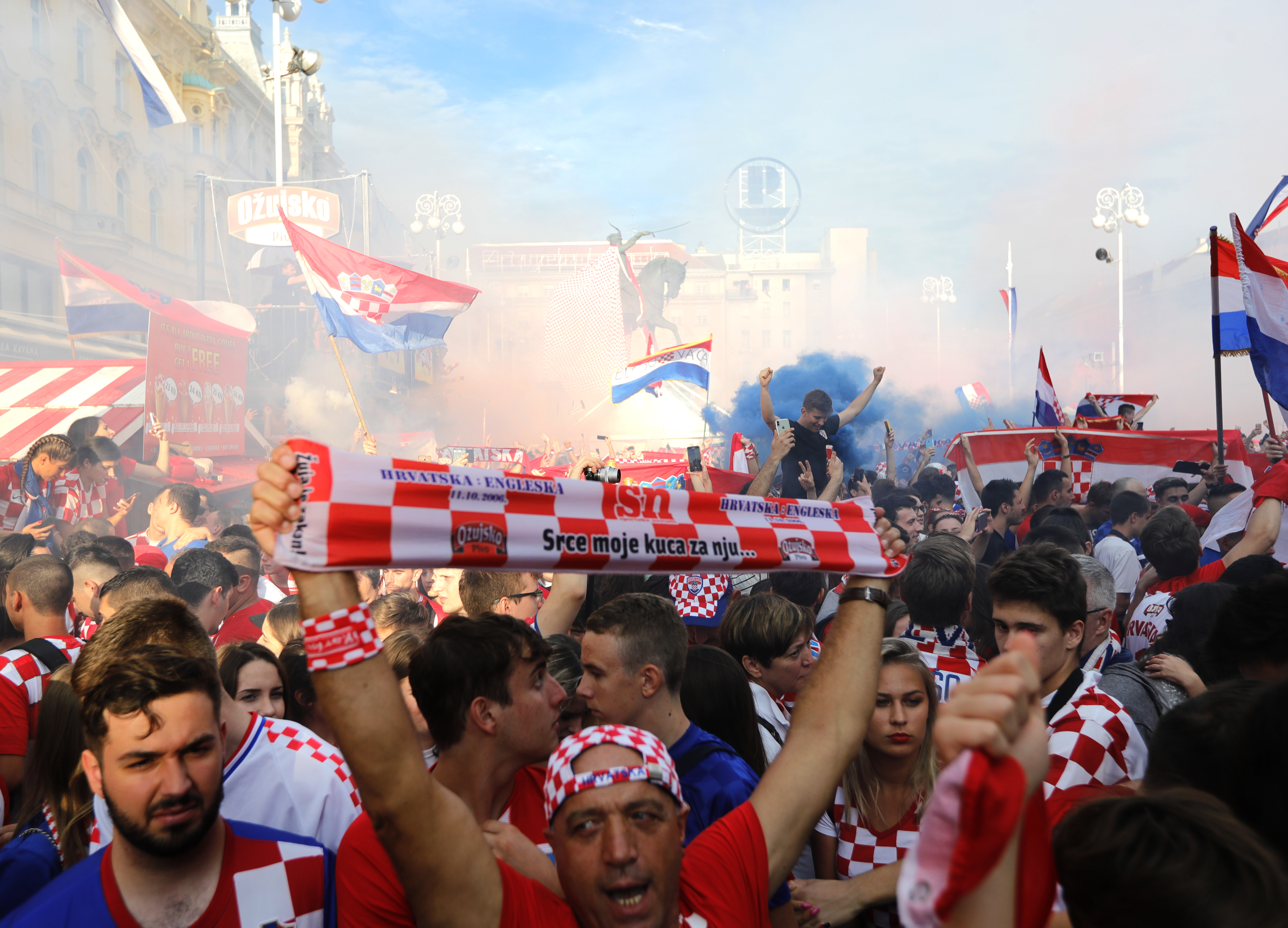 FOTO /  Cum au reacționat fanii croați, după ce Franța a câștigat Cupa Mondială. Imagini din Zagreb