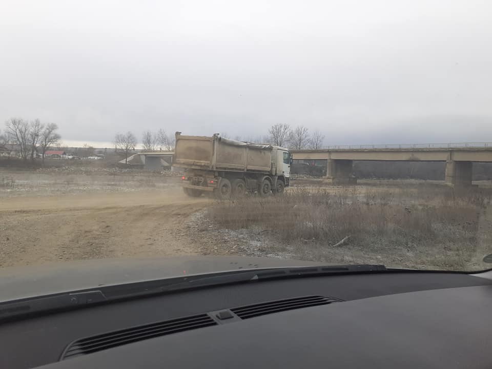 O firmă care a câștigat consolidarea unui pod în Suceava este aceeași care a fost filmată de localnici când ridica balast de sub pod