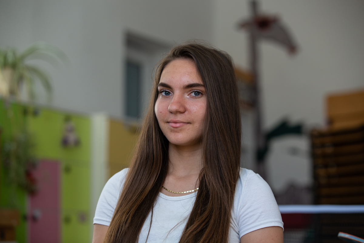Într-un sat bântuit de sărăcie, un centru de zi le dă o șansă copiilor sărmani. „Nu poţi educa un copil flămând. Îi ungi o felie de pâine cu ceva şi apoi poți să-i umpli şi mintea cu matematică”
