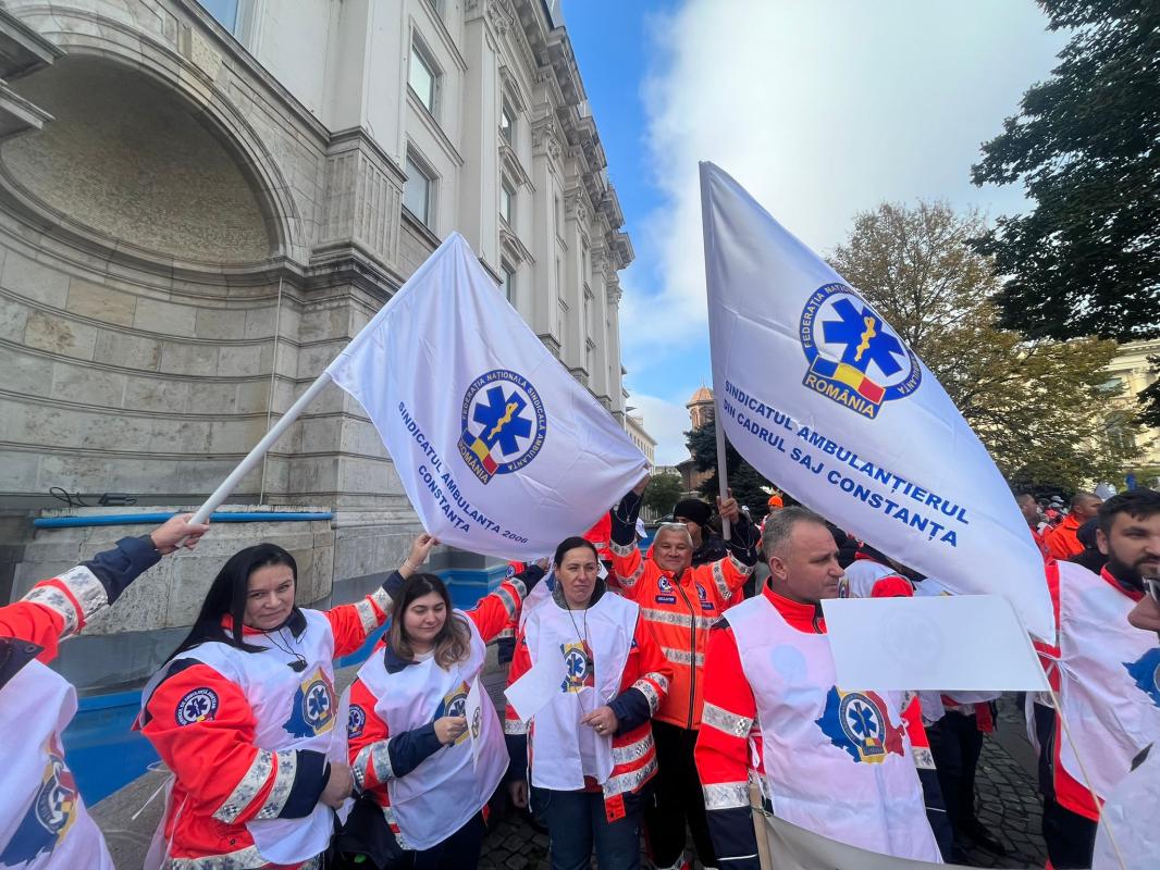 Ambulanțierii protestează azi în fața sediului DSU. Angajații vor mașini noi și salarii mai mari