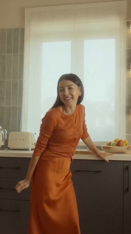 Cum arată casa decorată în stil Wabi Sabi, cu pereți de argilă, în care s-a mutat Sasha Lopez: „Am vrut ceva care să ne amintească de strămoși”