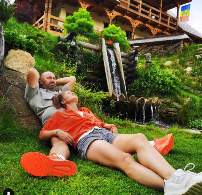 Fotografie rară cu Cătălin Scărlătescu și Doina Teodoru. Cei doi îndrăgostiți petrec vacanța în Maramureș
