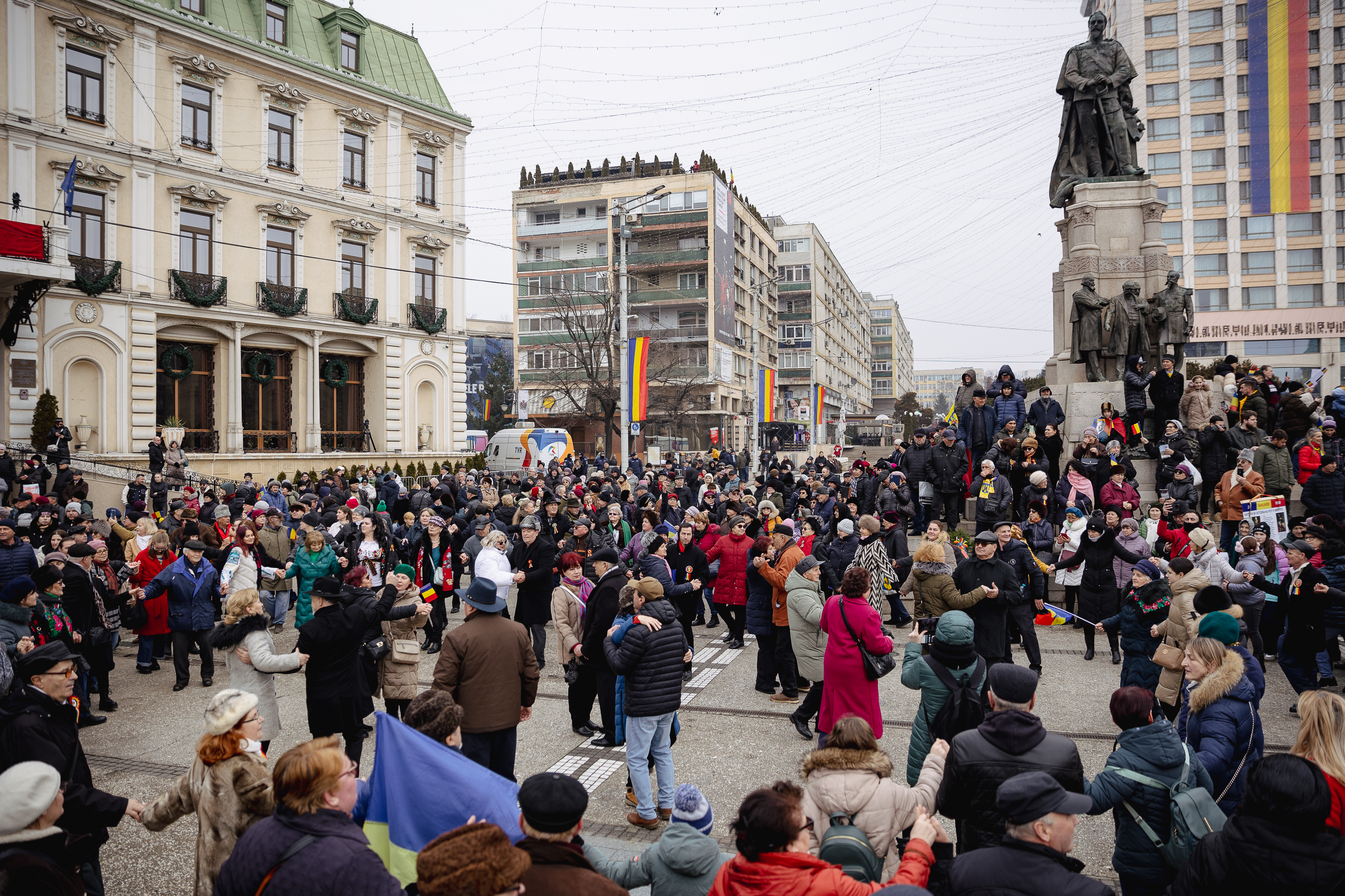Ziua Unirii în imagini la Iași: câteva mii de oameni s-au bucurat de „sârba moldovenilor” și au fluierat puținii politicieni prezenți | Fotoreportaj