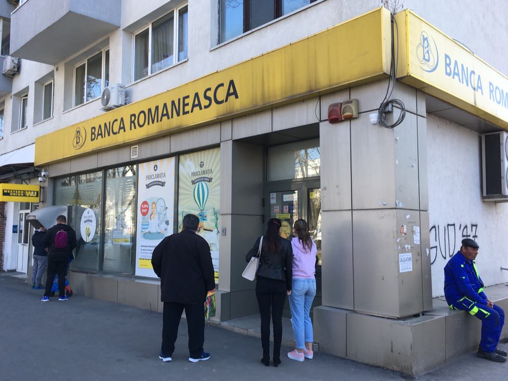 Bucureștenii au făcut cozi la bancomate în criză de coronavirus: „E al patrulea la care încerc”