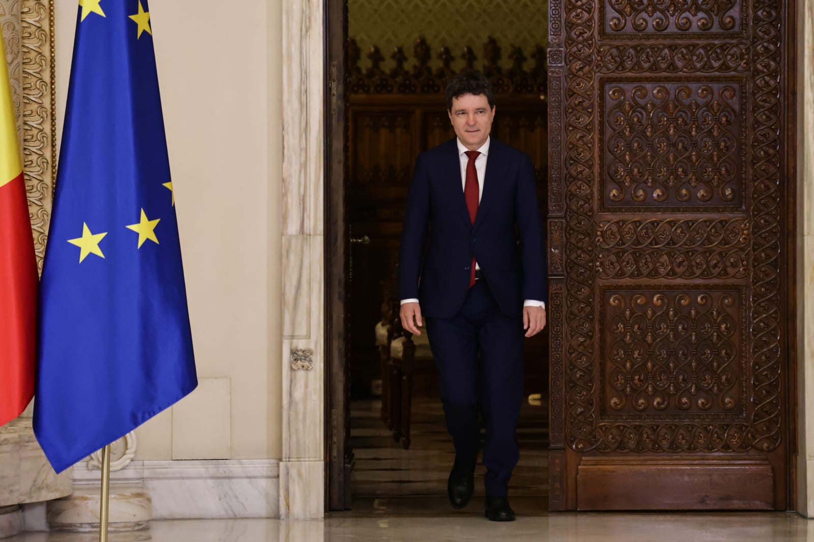 Trei noi judecători la CCR. Dacian Dragoş, Csaba Asztalos şi Mihai Busuioc au depus jurământul la Cotroceni. Cine sunt cei 9 judecători ai Curții