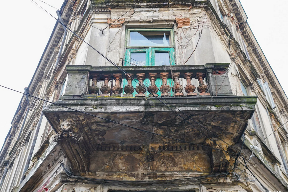 Hotelul în care Mihai Eminescu își îneca amarul se vinde cu 3.000.000 de euro. Clădirea ascunde o sinucidere din dragoste: „A batjocorit-o, apoi a părăsit-o”