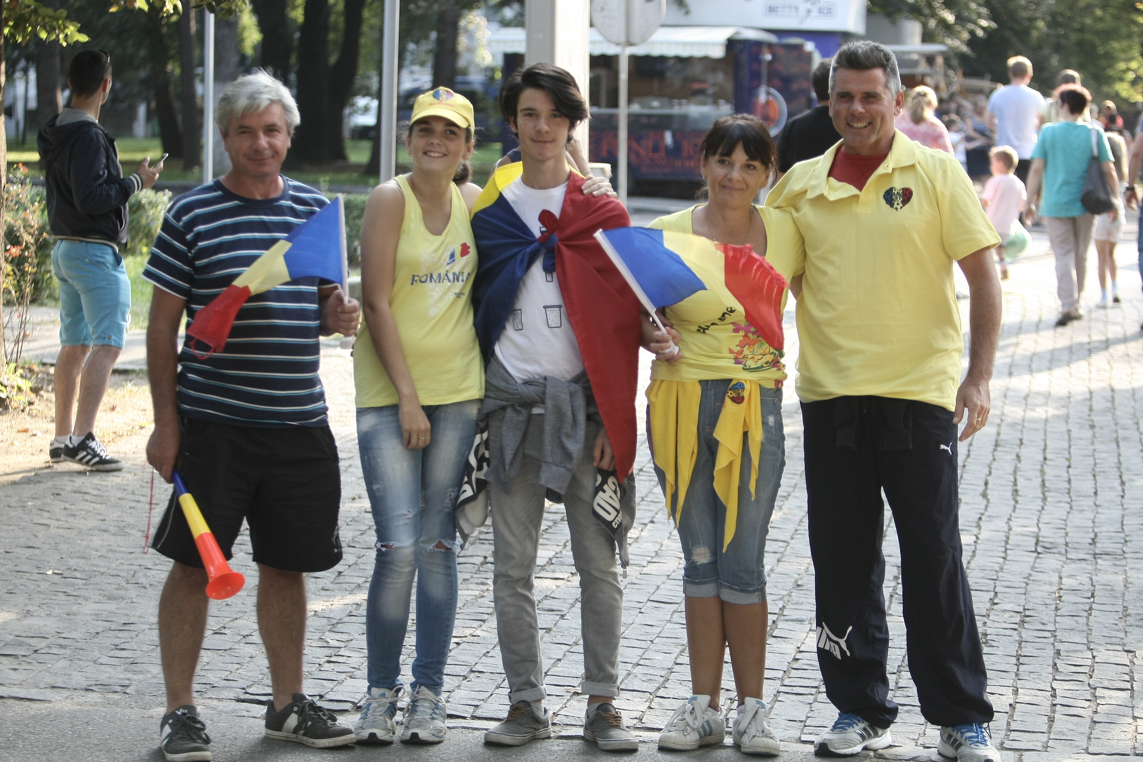 România - Muntenegru (duminică, ora 21.45). Clujul este în galben! Fanii tricolorilor dau năvală la stadion. Sunt și suporteri ai oaspeților / GALERIE FOTO