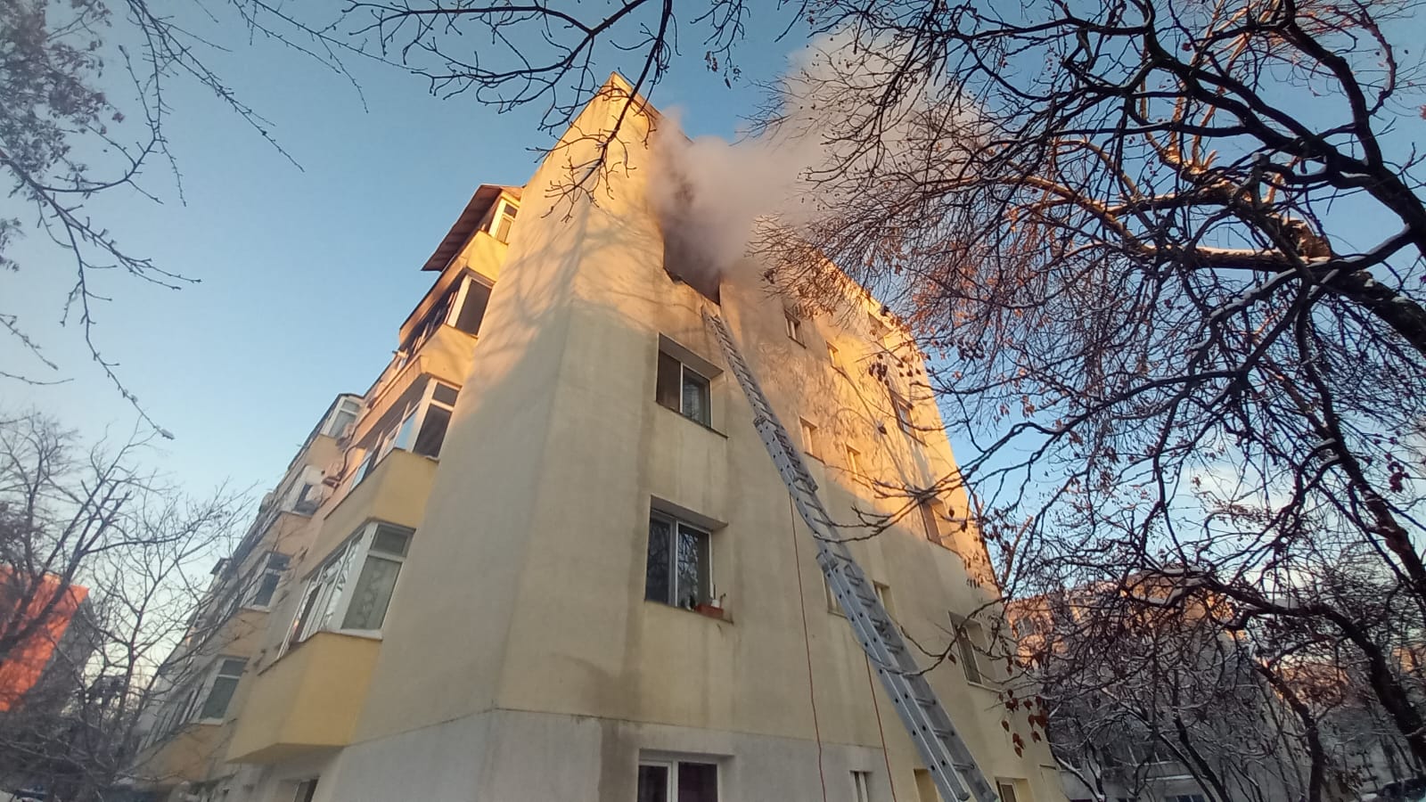 O femeie s-a aruncat de la etaj cu copilul de 5 luni în brațe, după ce apartamentul lor din Iași a luat foc