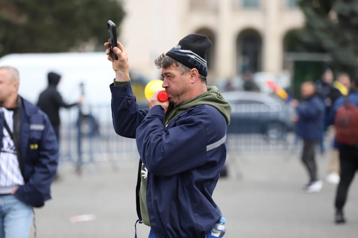 Fanii lui Călin Georgescu au spart barajul la protestul de la Guvern. Bătaie între mineri și jandarmi la finalul manifestației
