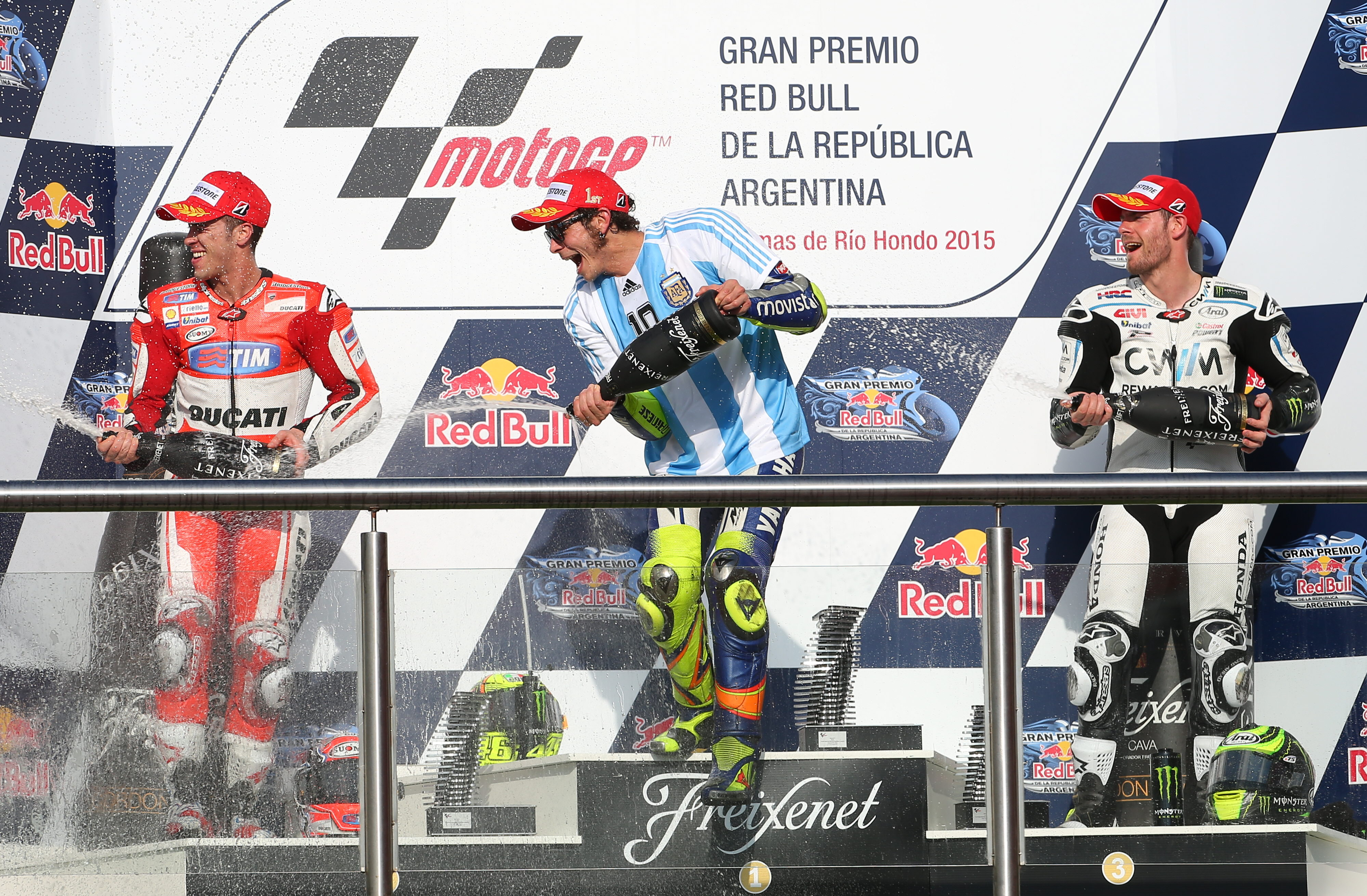 Valentino Rossi, la picioarele lui Diego Armando Maradona! Italianul s-a impus în Argentina și a sărbătorit succesul în tricoul lui El Pibe D'oro / GALERIE FOTO