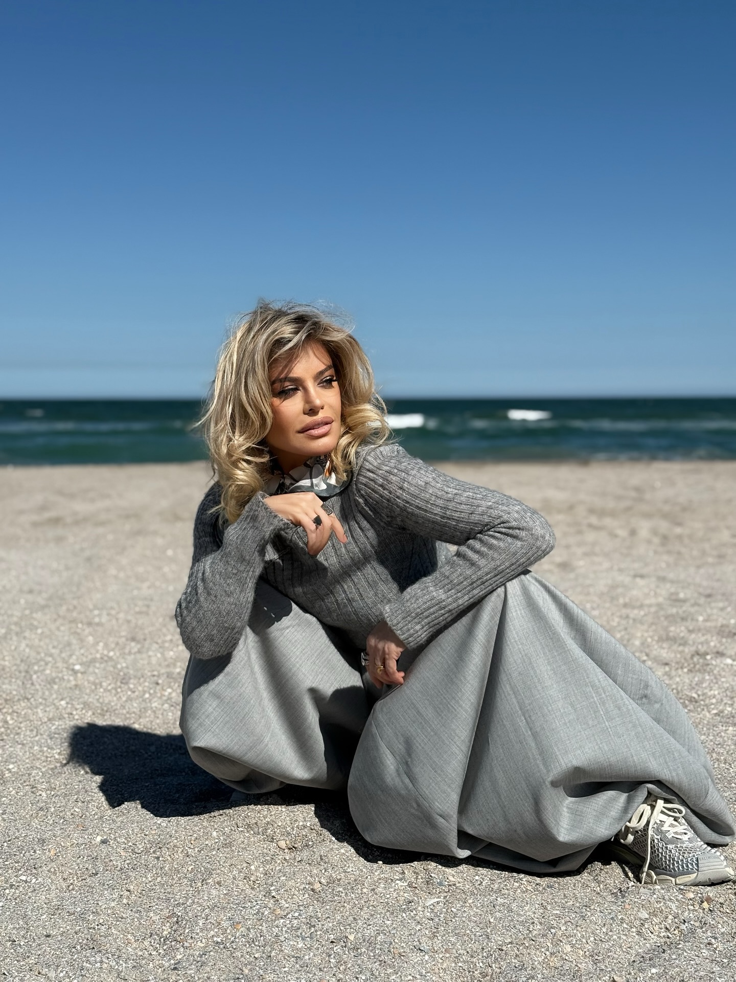 Loredana Groza încurajează femeile să se simtă bine în pielea lor. Mesajul artistei: „Indiferent dacă sunt măsură XS sau XL”
