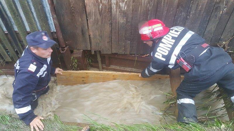 Dezastru în țară din cauza furtunilor! Zeci de oameni evacuați din calea apelor