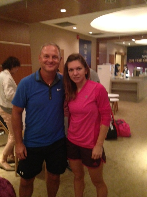 Simona Halep a venit în Singapore cu tot familionul! ^Campioana românilor este urmărită pas cu pas de un milionar din SUA! GALERIE FOTO