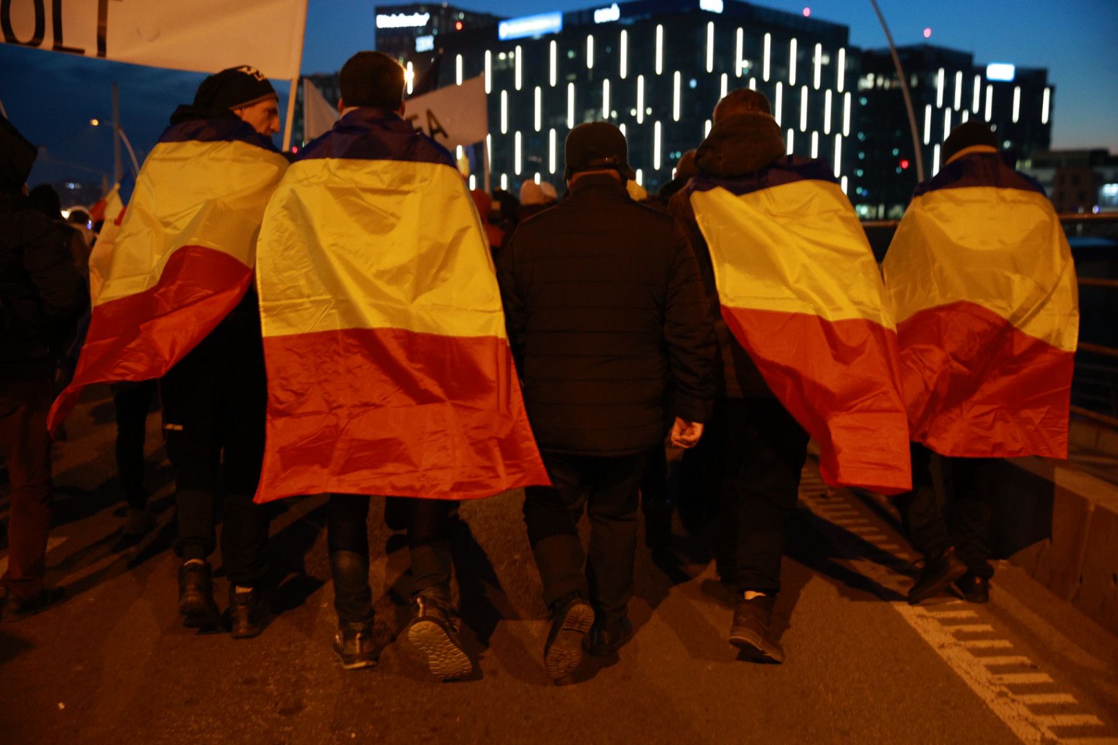 LIVE TEXT: Zeci de mii de oameni la protestul organizat de AUR în București. Mai mulți protestatari aveau asupra lor cuţite, bricege și substanţe interzise