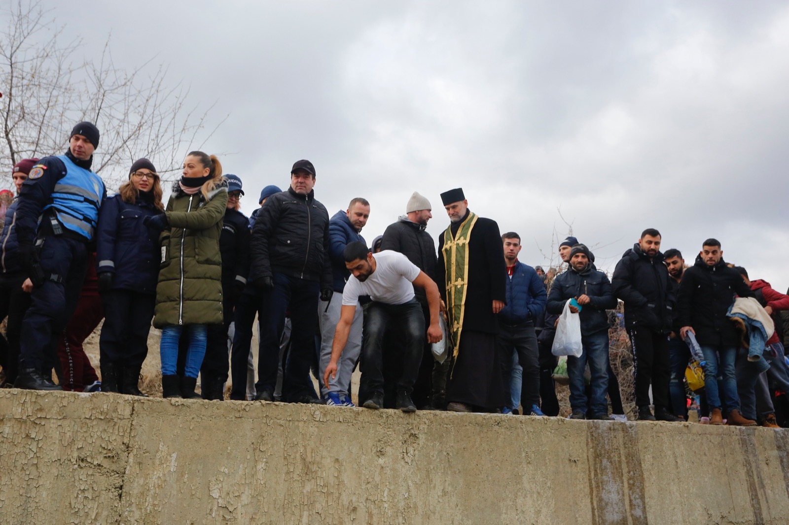 GALERIE FOTO/ Bărbatul care a prins crucea aruncată în apele râului Buzău s-a tăiat în sloiurile de gheață: "Nu e nicio problemă, o să fie bine"