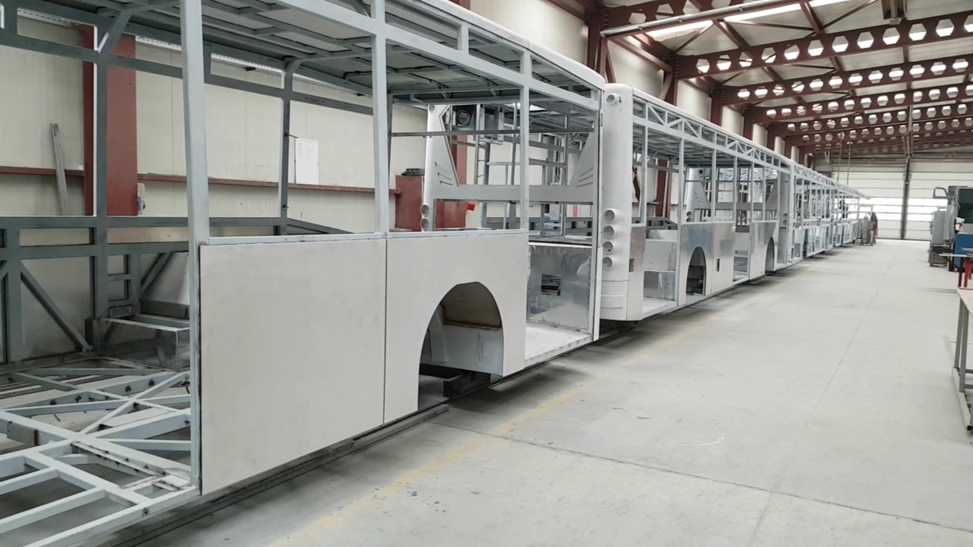 VIDEO | Cum arată autobuzul românesc, construit la Ciorogârla. Ieftin și rezistent, dar nedorit în România