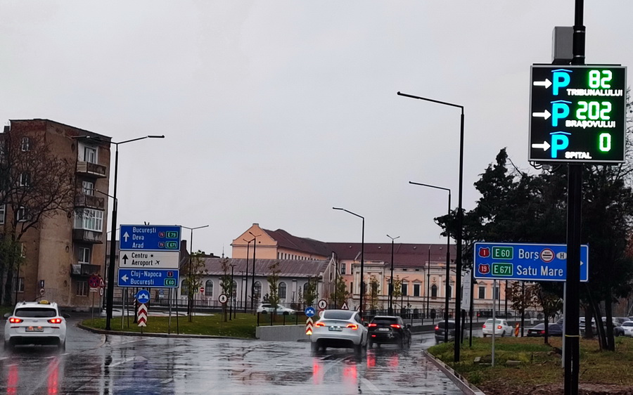 În Oradea s-au montat indicatoare cu LED care afișează numărul locurilor de parcare vacante, în timp real