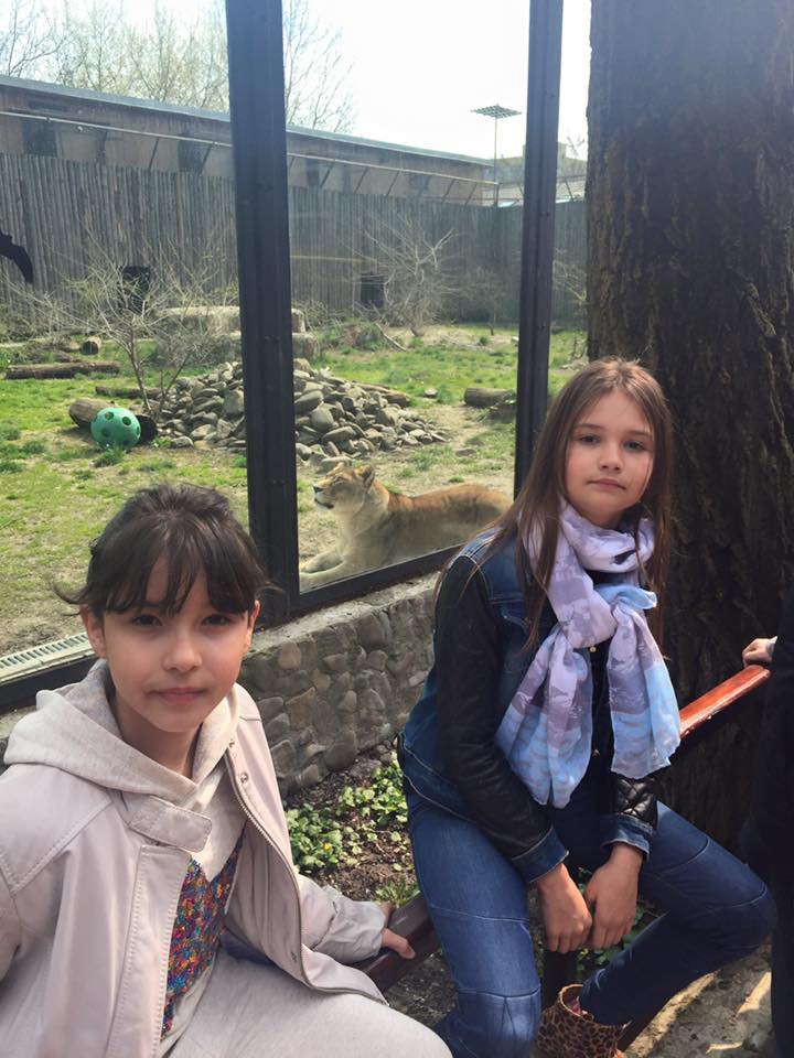 Elena Udrea s-a relaxat la Zoo Băneasa. Ce fetițe drăguțe au însoțit-o | FOTO