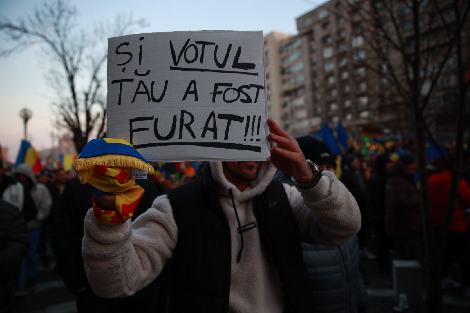 LIVE TEXT: Zeci de mii de oameni la protestul organizat de AUR în București. Mai mulți protestatari aveau asupra lor cuţite, bricege și substanţe interzise