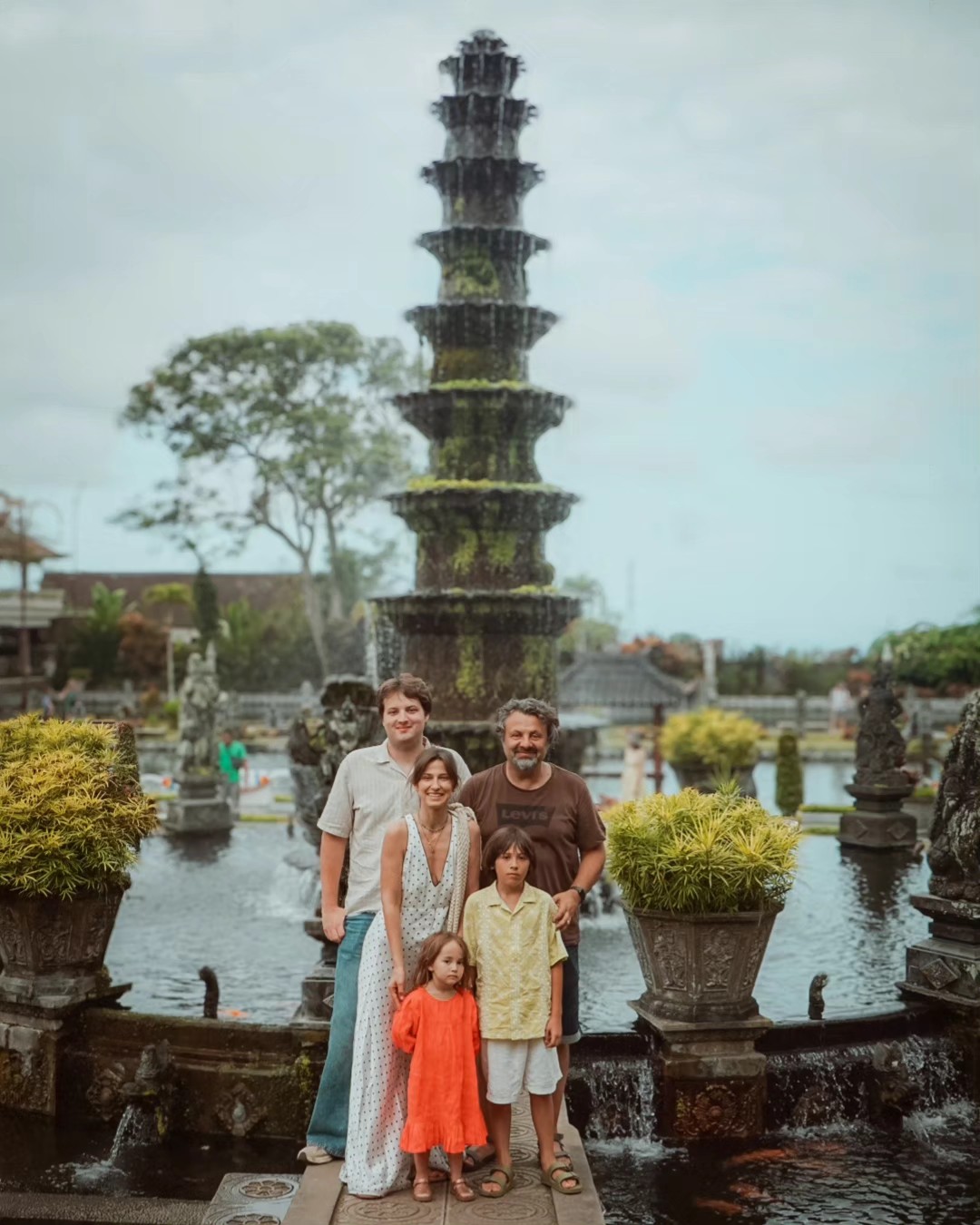 Copiii Danei Rogoz au hrănit peștii cu biberonul, în Bali: „A fost foarte drăguț”. Imagini din vacanța vedetei cu familia