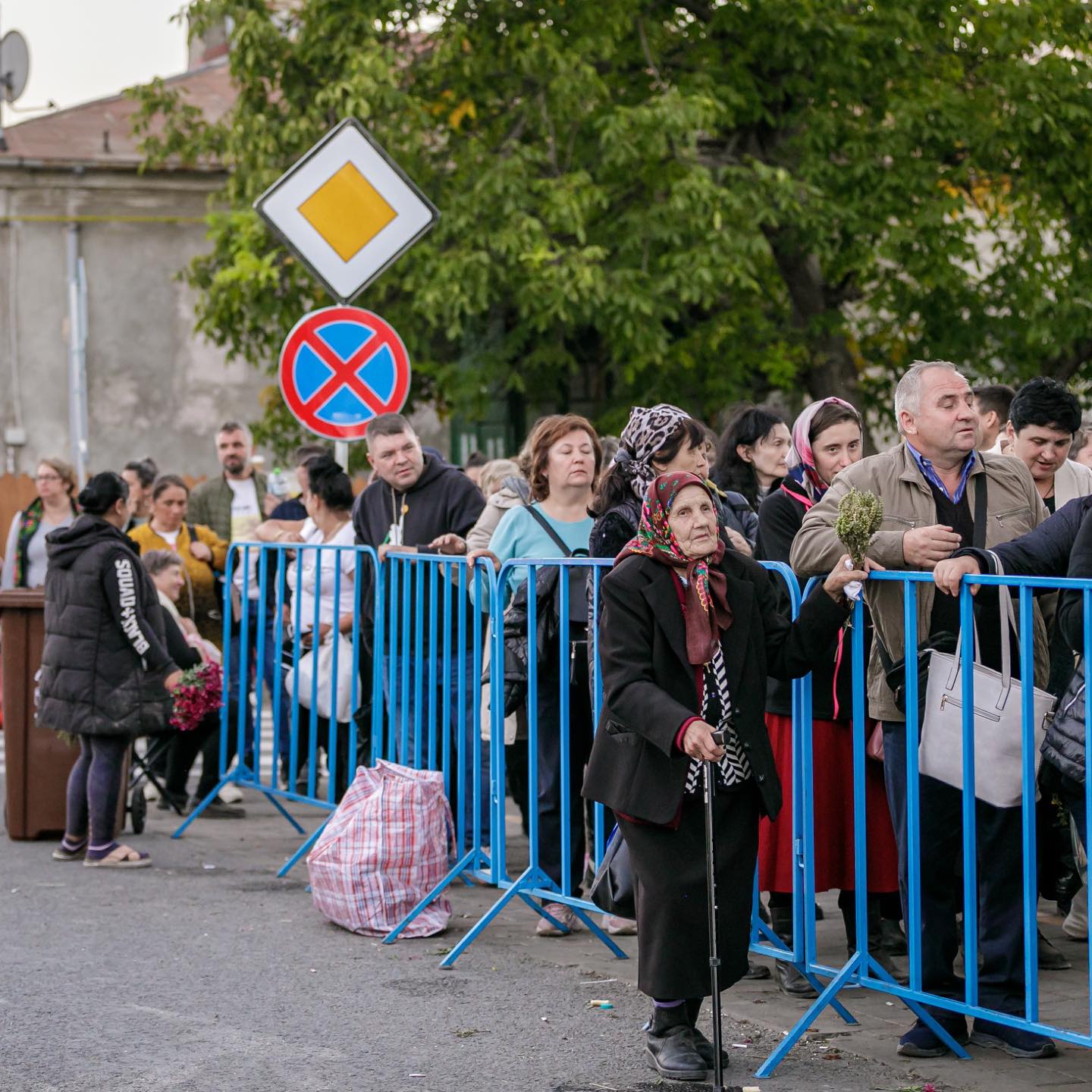 Peste 300.000 de oameni s-au închinat la moaştele Sfintei Cuvioase Parascheva, la Iași. 50.000 încă stau la coadă