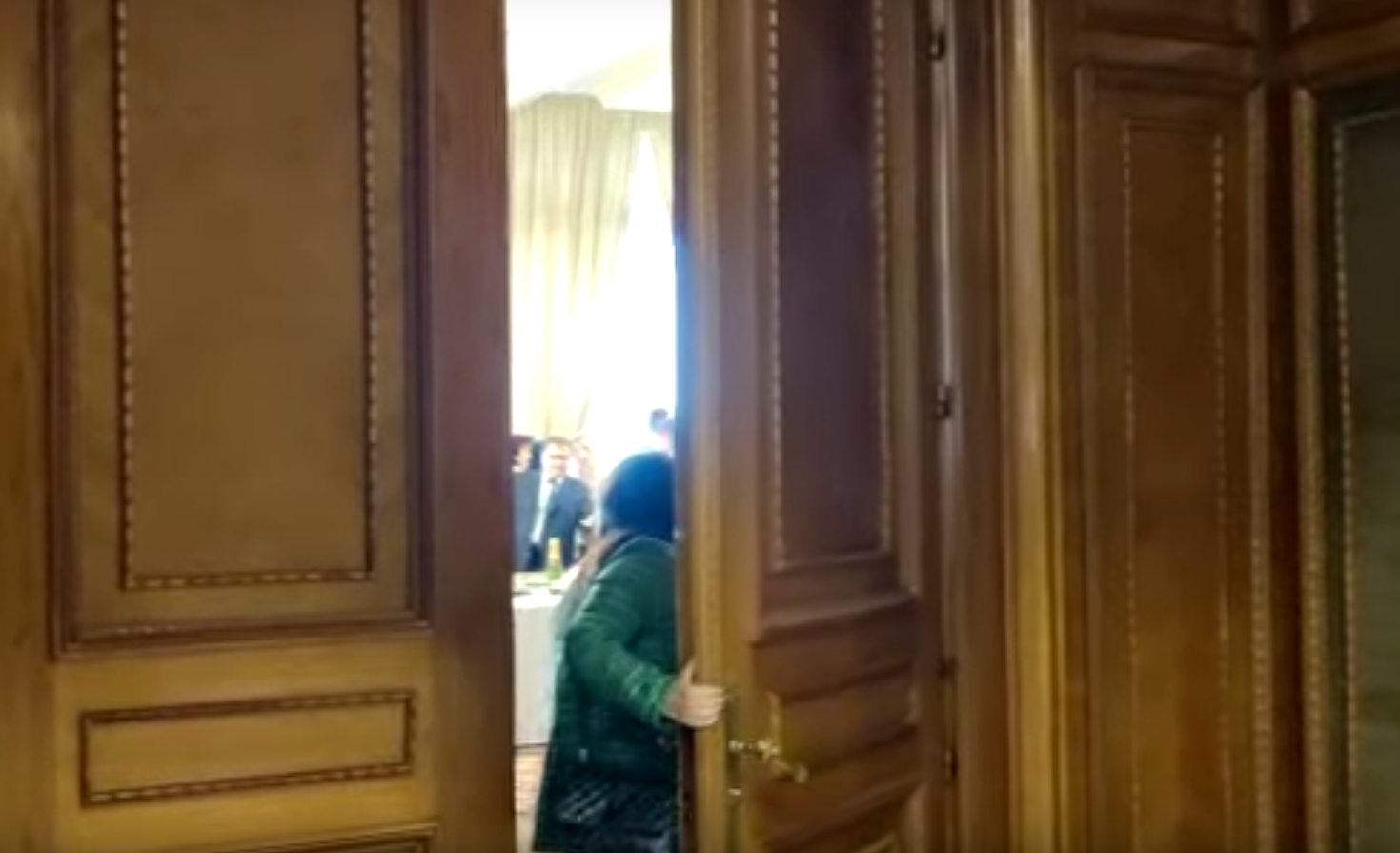 Explicațiile lui Orban după imaginile cu petrecerea de ziua lui, din Parlament, la care unii n-au purtat mască