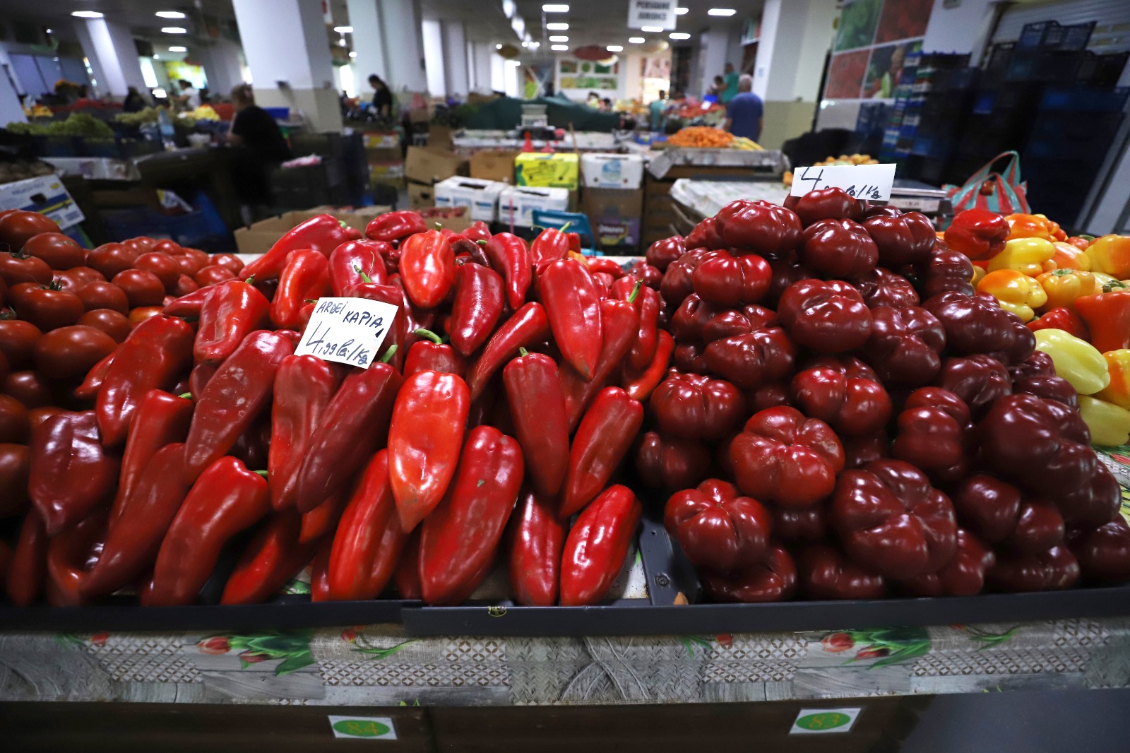Cât costă să cumperi ingrediente pentru 10 borcane de zacuscă: calculul pentru rețeta tradițională cu vinete, ardei kapia, gogoșari și ceapă