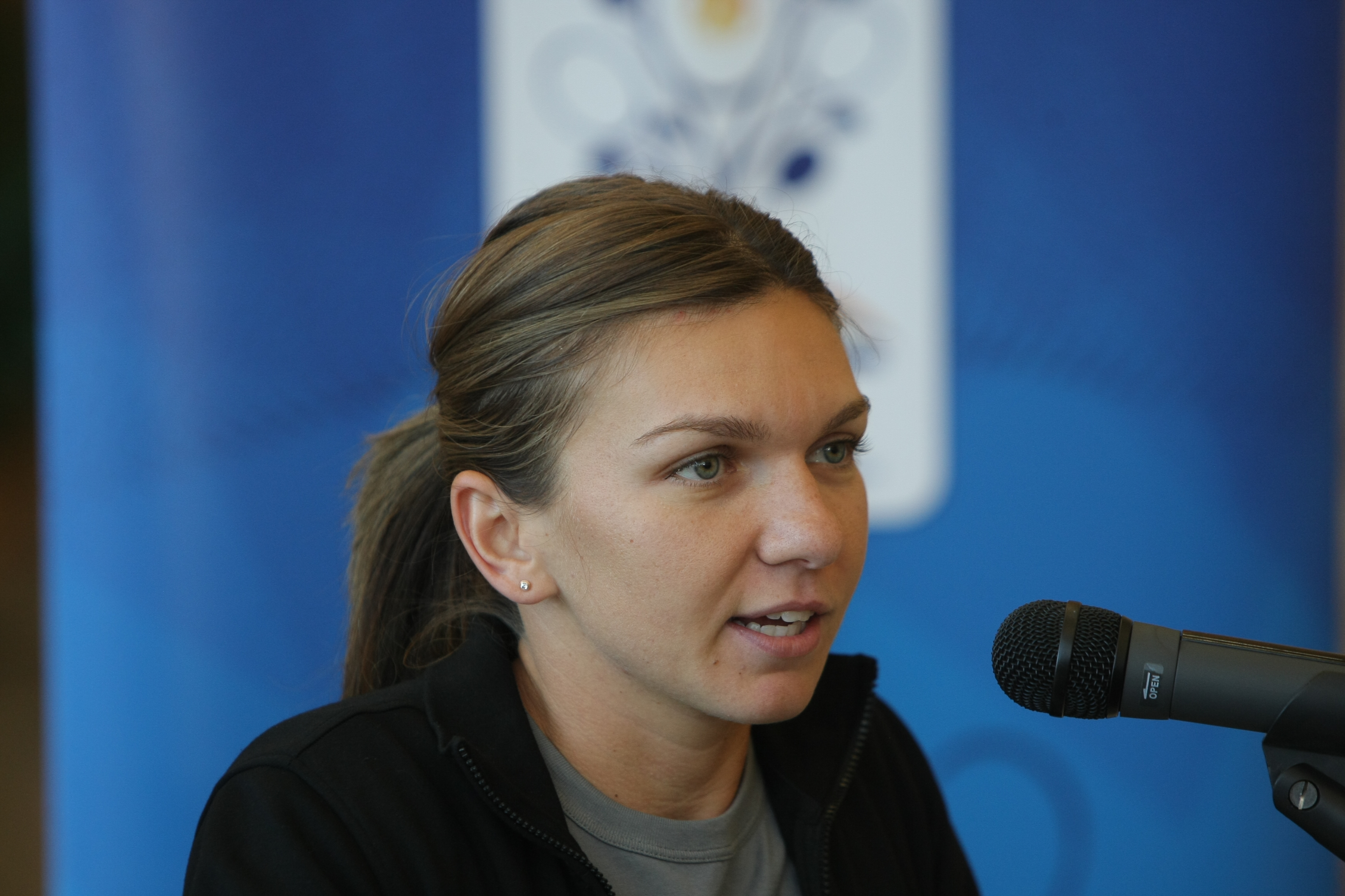 Simona Halep a revenit în România. ”După cum se vede, sunt emoționată”. Ce mesaj a bucurat-o în mod deosebit și cum o recompensează părinții / GALERIE FOTO și VIDEO