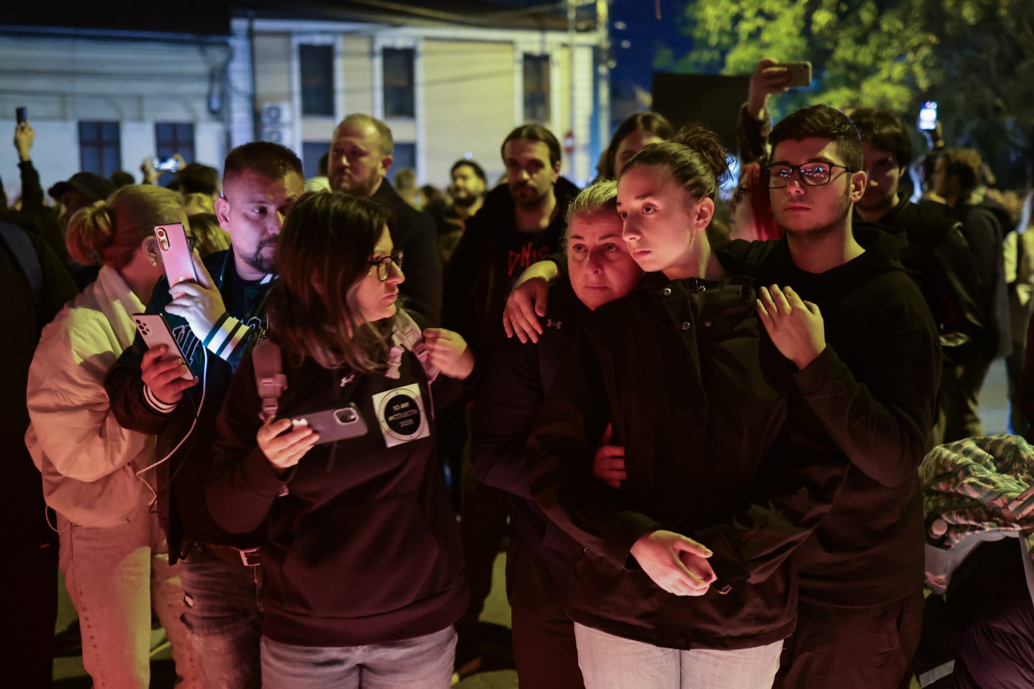 Marș de comemorare la 10 ani de la tragedia din Clubul Colectiv. Mii de oameni își strigă nemulțumirile: „Vrem spitale, NU catedrale”