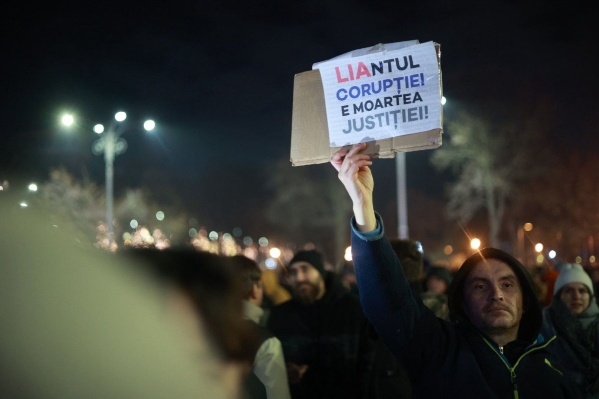 Nou protest în Piața Victoriei din București. Câteva mii de oameni au cerut demisia șefei Curții Supreme, Lia Savonea, pentru neregulile din justiție, în a patra zi consecutivă