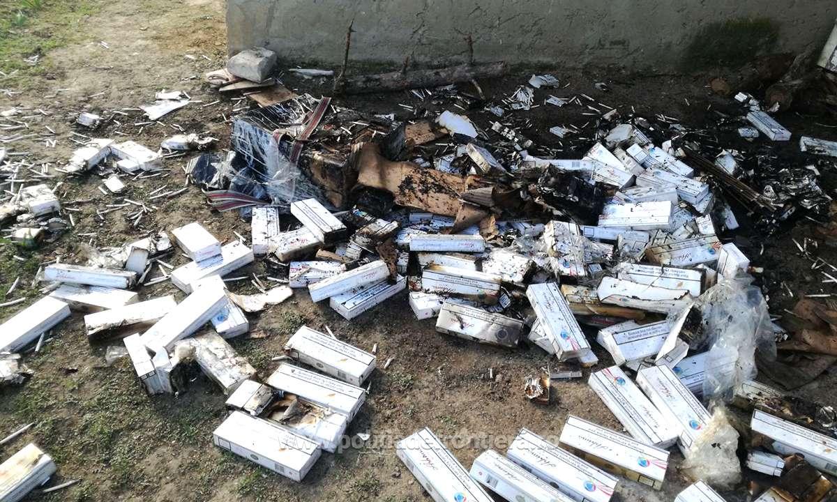 Botoșănean prins de polițiștii de frontieră în timp ce ardea țigări de contrabandă (VIDEO)