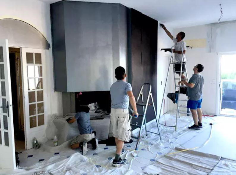Imagini din casa în care Mihaela Rădulescu locuiește în Monaco. Are rochii în loc de perdele și multe statui cu femei goale