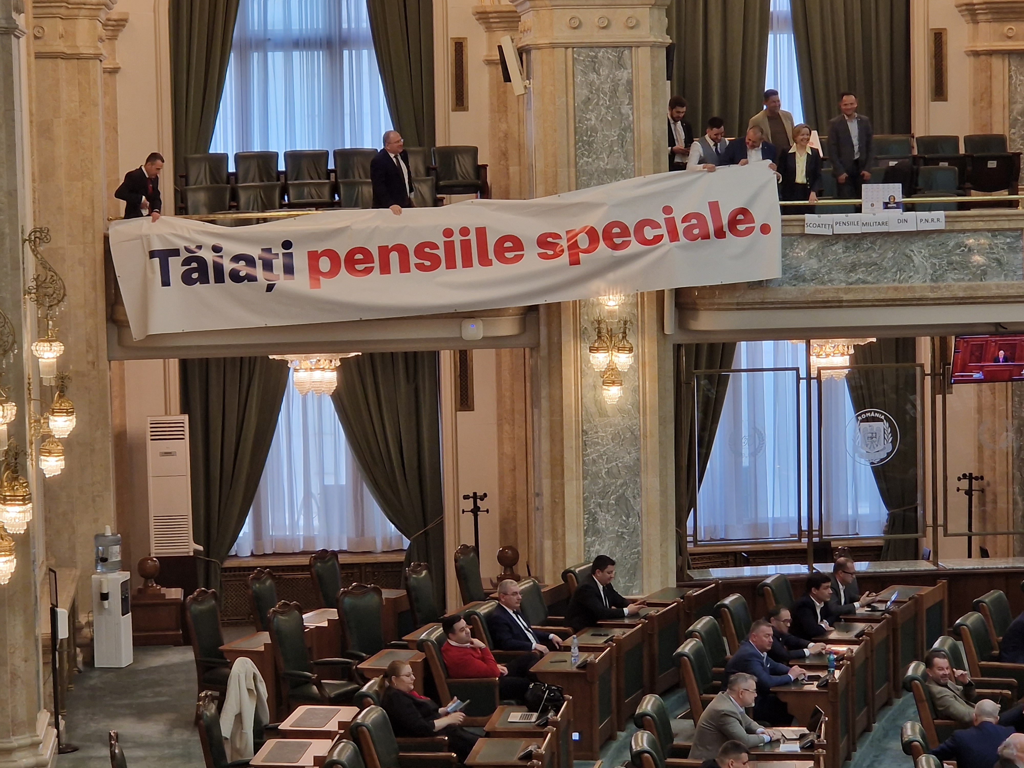 Senatorii au votat legea pensiilor speciale, fără să știe impactul bugetar. USR a calculat cu cât se reduce pensia de 18.000 de lei a premierului Ciucă