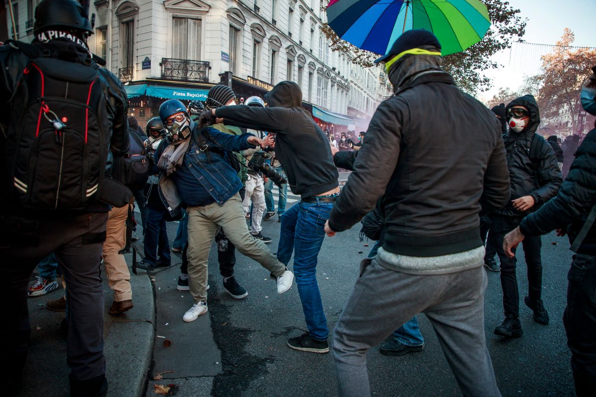 VIDEO | Ciocniri violente la Paris, între forțele de ordine și oamenii care protestează față de brutalitatea poliției